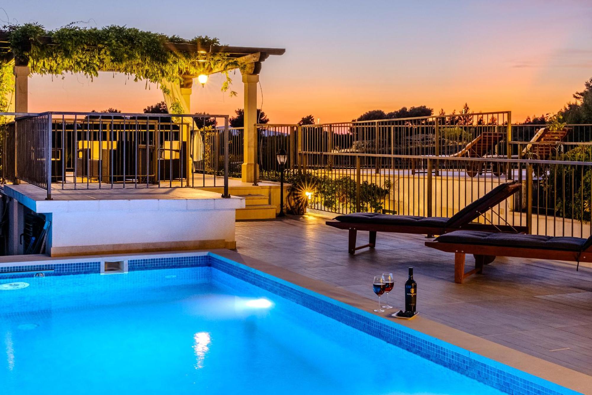 Villa Julia With Heated Pool, Ideal For Large Groups 米欧纳 外观 照片