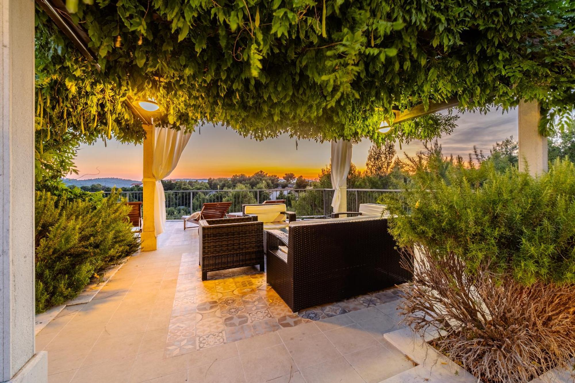 Villa Julia With Heated Pool, Ideal For Large Groups 米欧纳 外观 照片