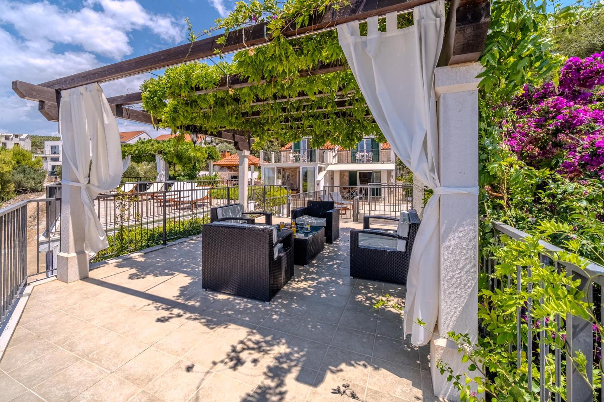Villa Julia With Heated Pool, Ideal For Large Groups 米欧纳 外观 照片