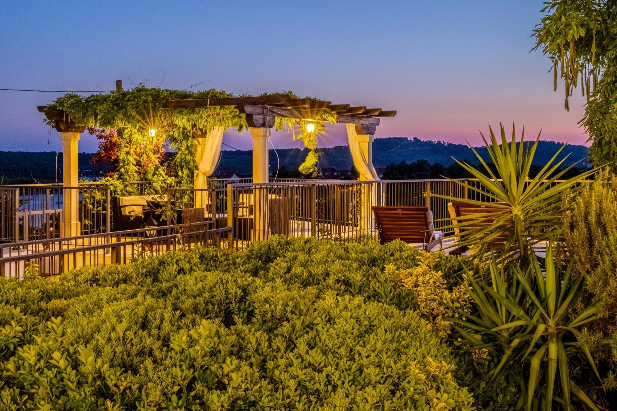 Villa Julia With Heated Pool, Ideal For Large Groups 米欧纳 外观 照片