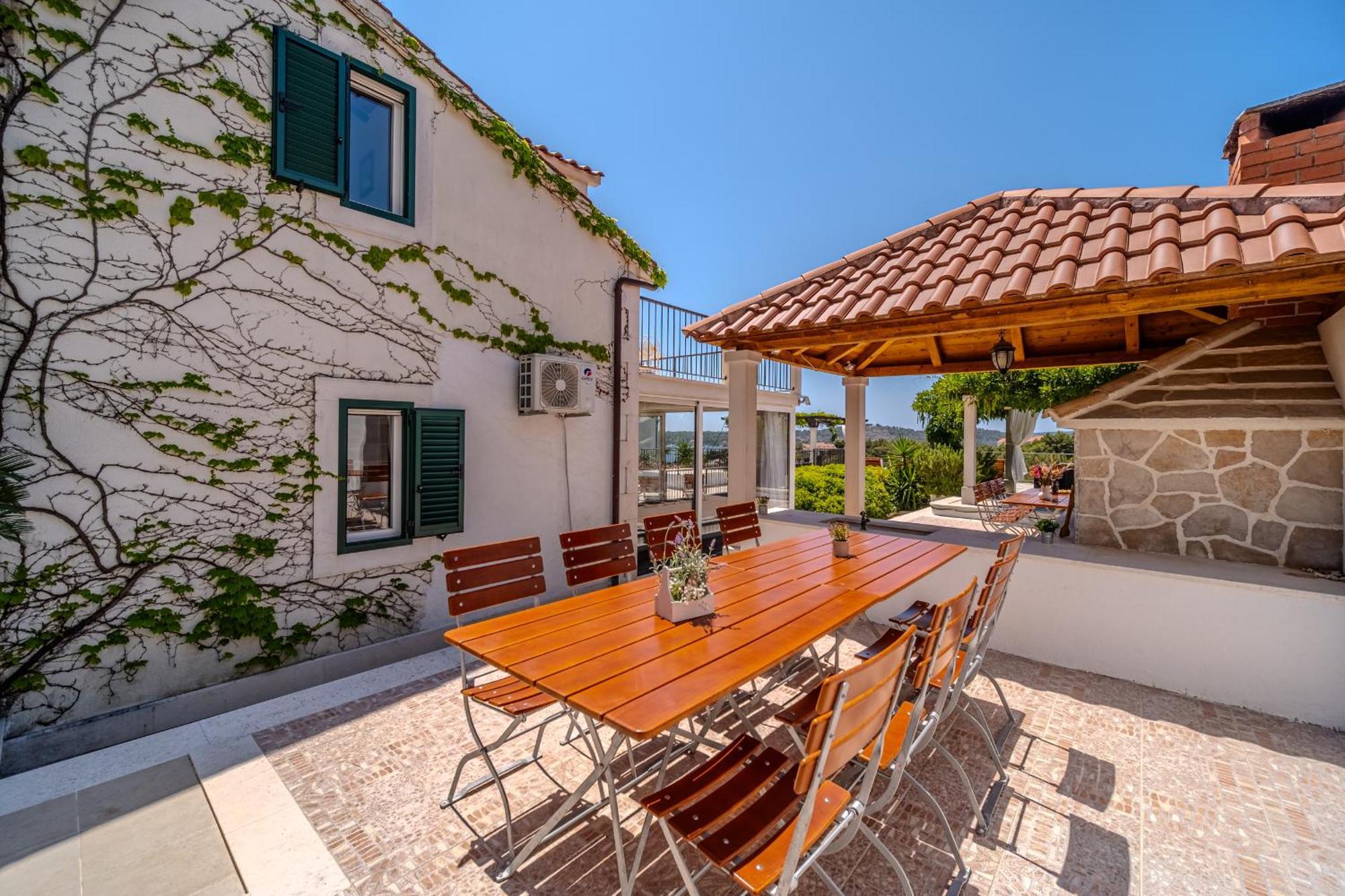 Villa Julia With Heated Pool, Ideal For Large Groups 米欧纳 外观 照片