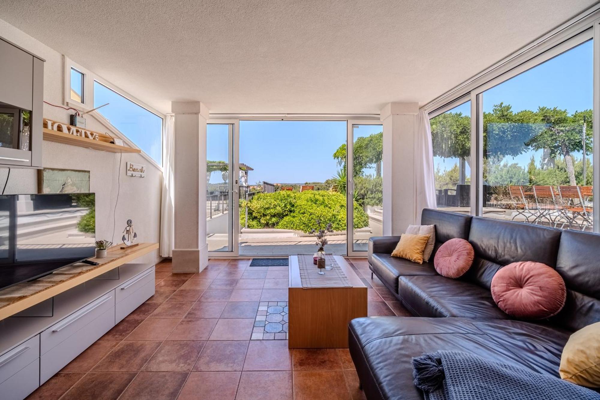 Villa Julia With Heated Pool, Ideal For Large Groups 米欧纳 外观 照片