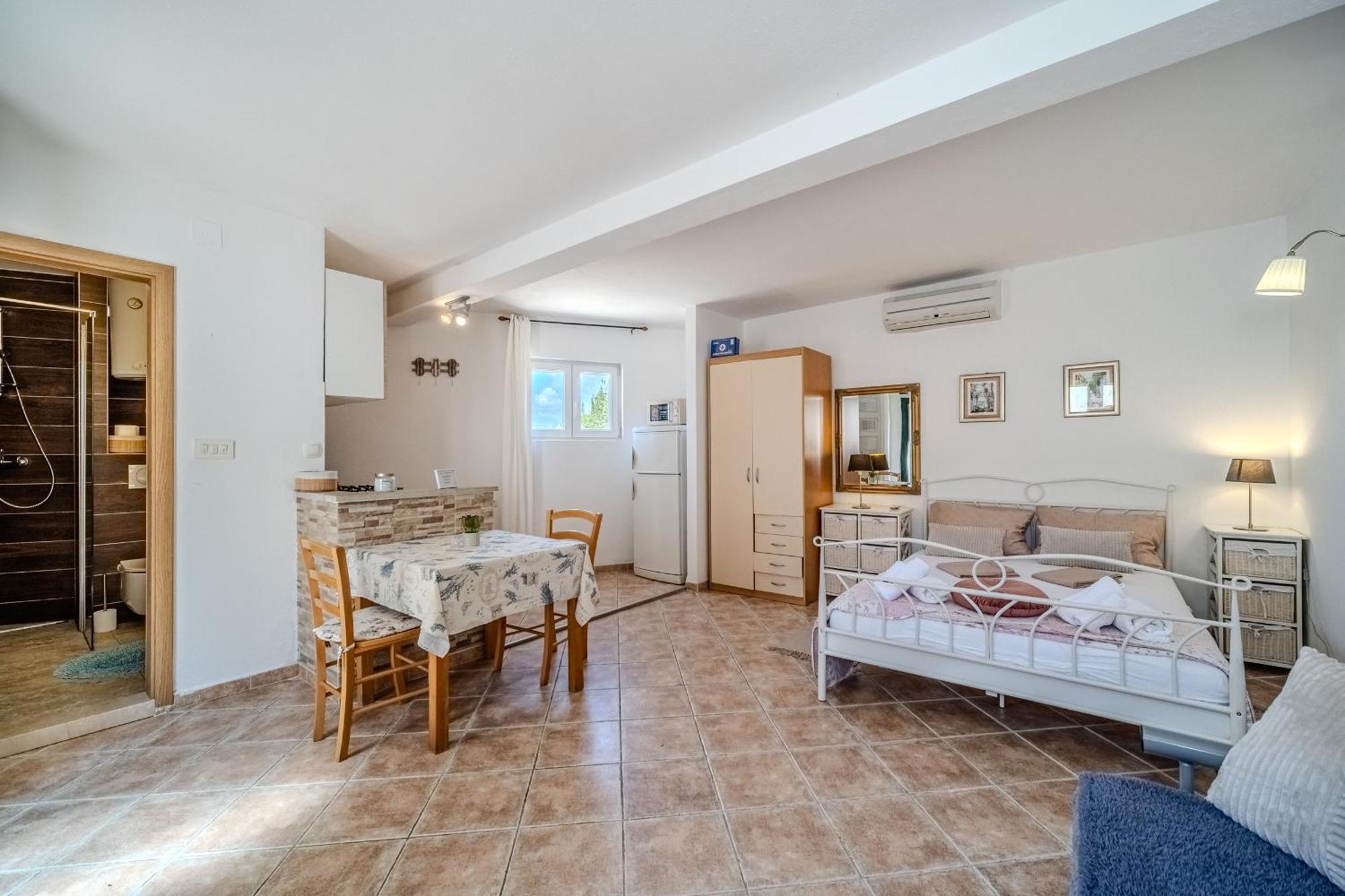 Villa Julia With Heated Pool, Ideal For Large Groups 米欧纳 外观 照片