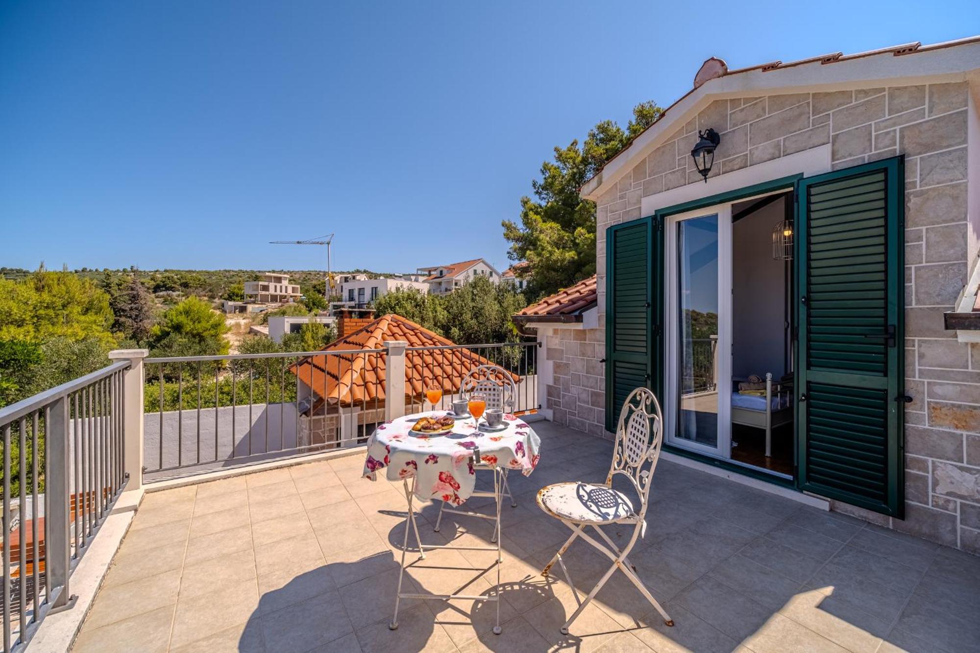 Villa Julia With Heated Pool, Ideal For Large Groups 米欧纳 外观 照片