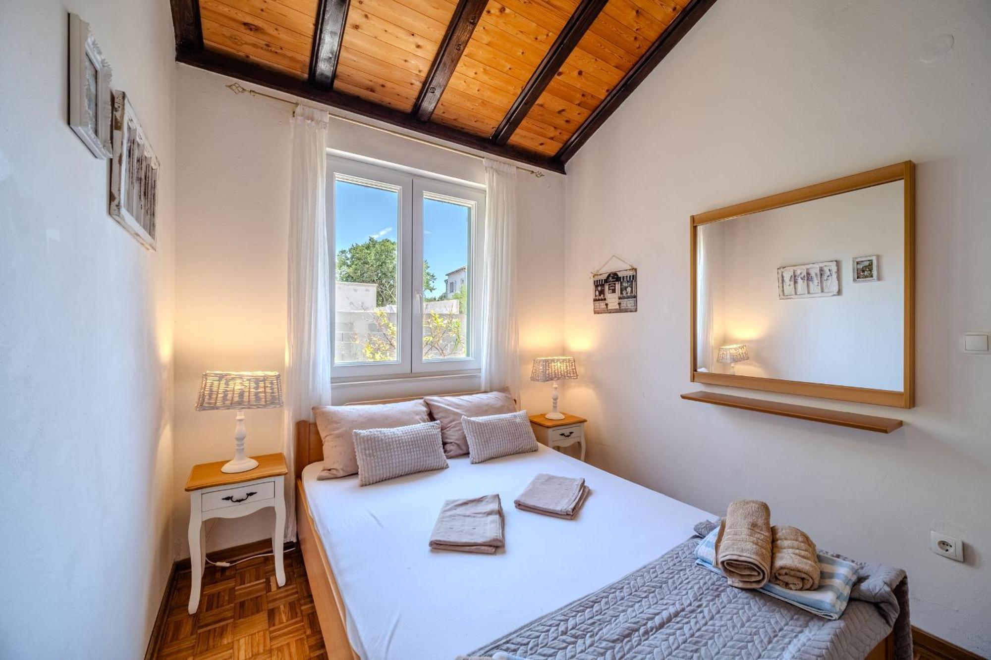 Villa Julia With Heated Pool, Ideal For Large Groups 米欧纳 外观 照片