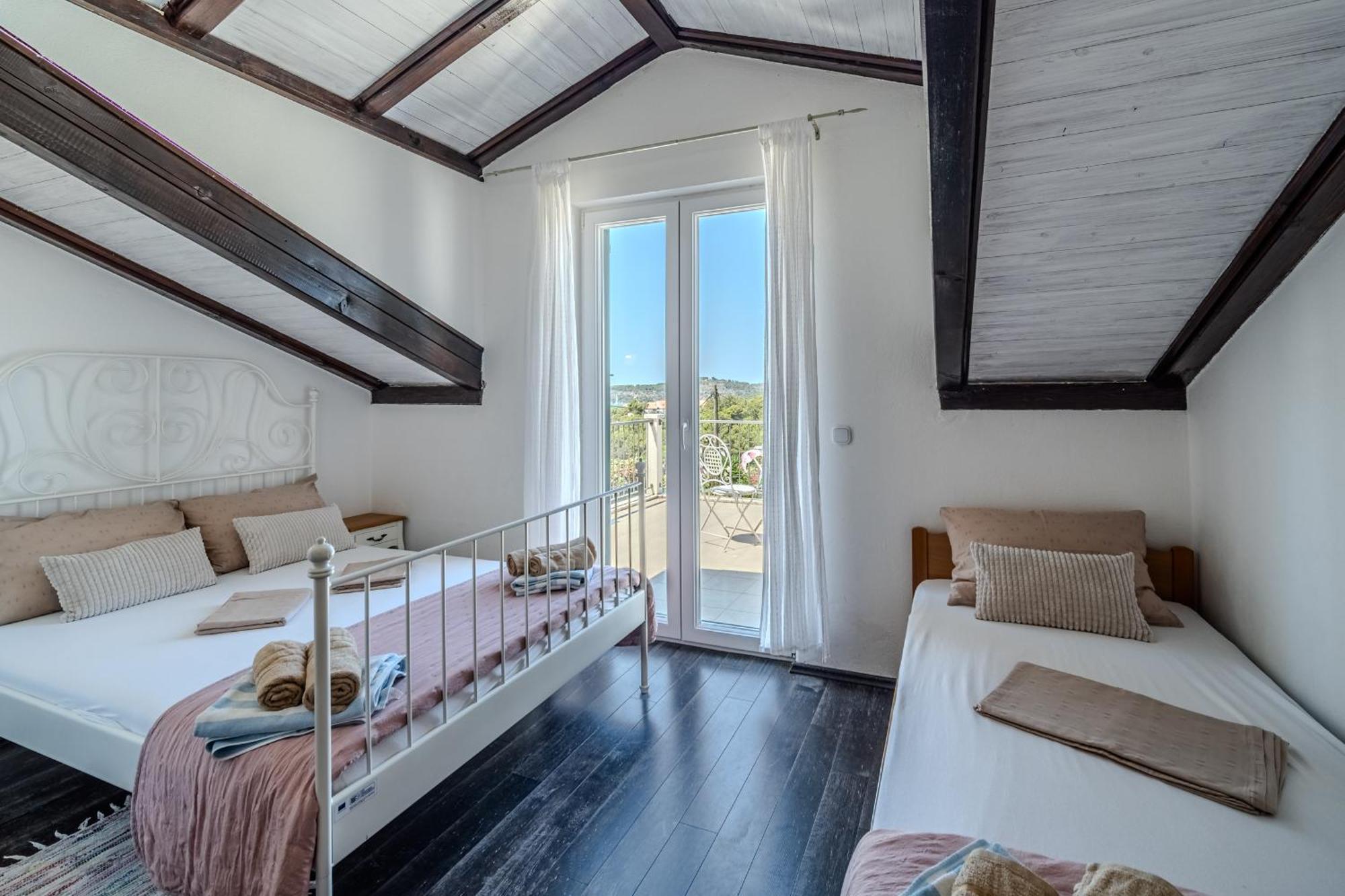 Villa Julia With Heated Pool, Ideal For Large Groups 米欧纳 外观 照片