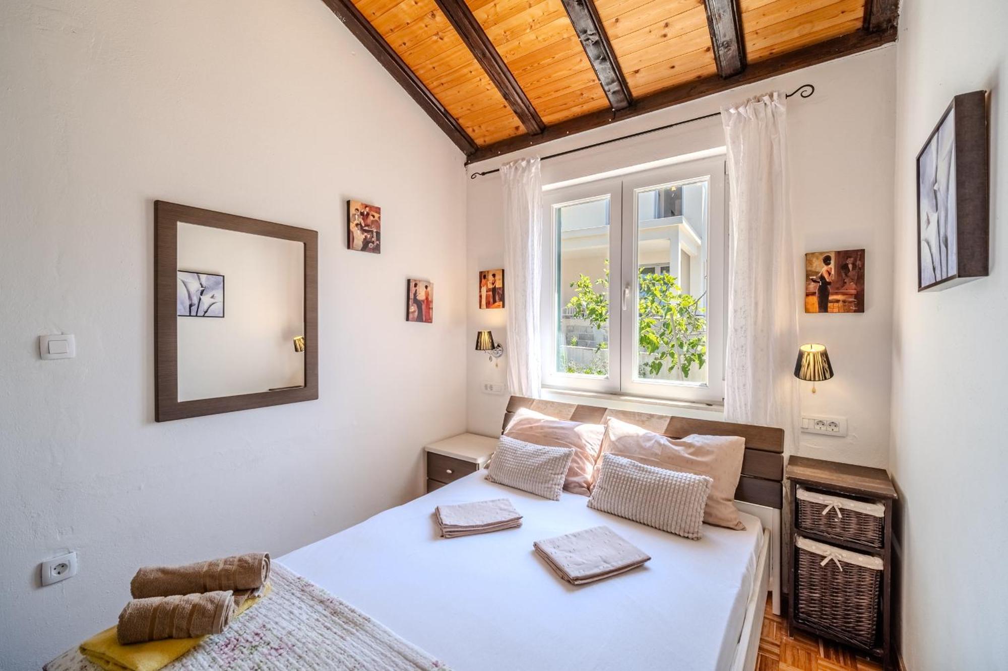 Villa Julia With Heated Pool, Ideal For Large Groups 米欧纳 外观 照片