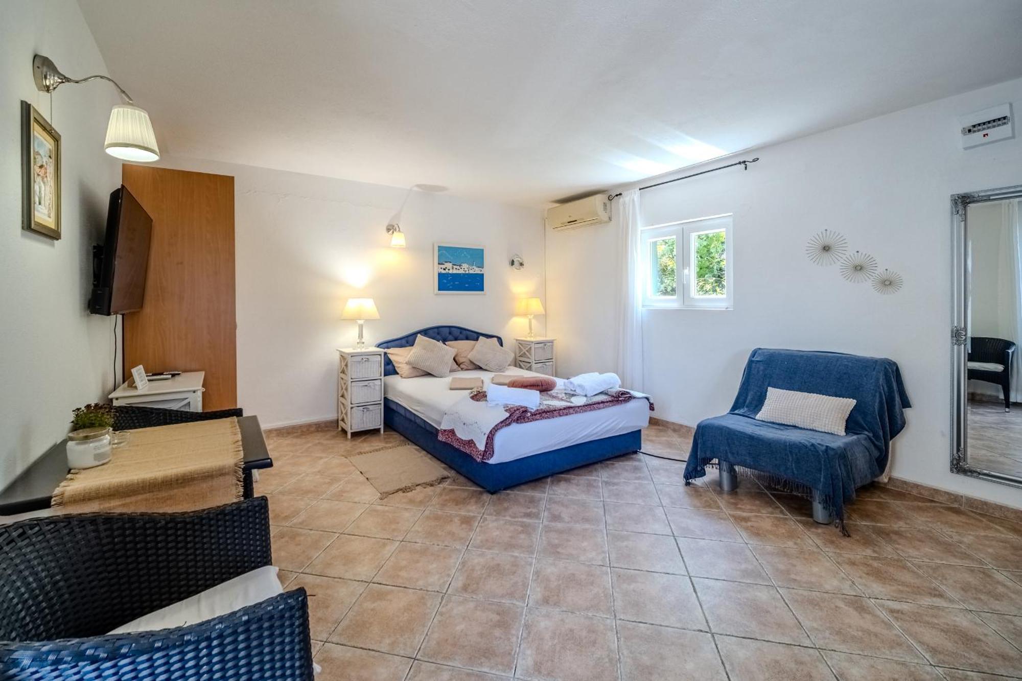 Villa Julia With Heated Pool, Ideal For Large Groups 米欧纳 外观 照片