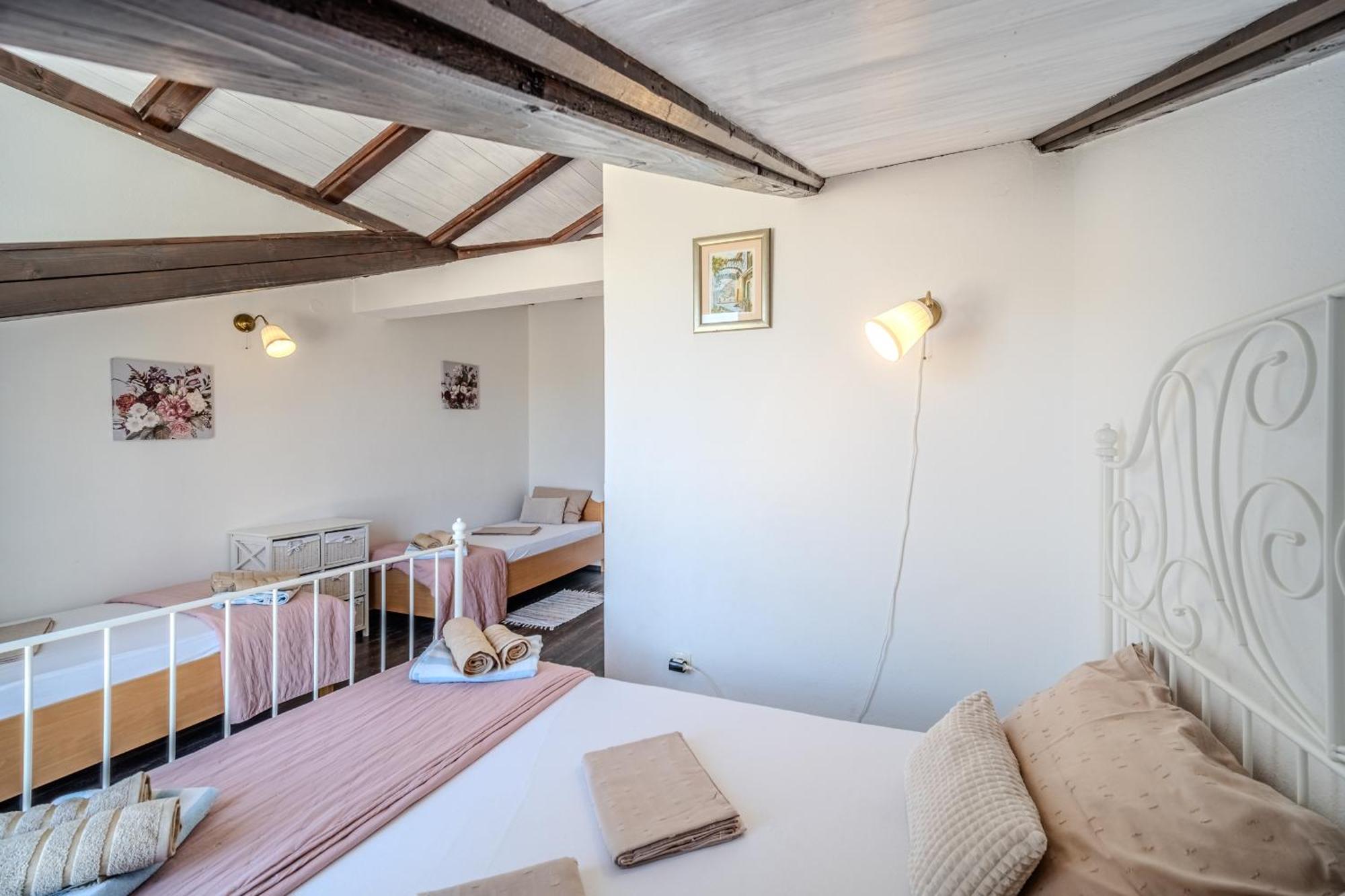 Villa Julia With Heated Pool, Ideal For Large Groups 米欧纳 外观 照片